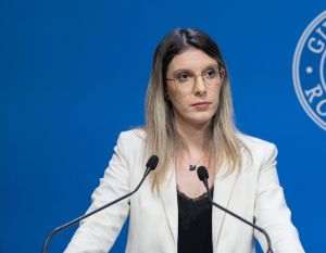 Ministrul Mediului, Diana Buzoianu: "Aveţi în mine un aliat care, în sfârşit, să protejeze natura şi să nu mai dea discursuri populiste, că suntem patrioţi şi iubim ţara asta, dar printr-o dezvoltare haotică. Nu! Patriotismul adevărat este să iubeşti ţara, să protejezi comunităţile, comorile şi să faci o dezvoltare care să fie pe termen lung”.